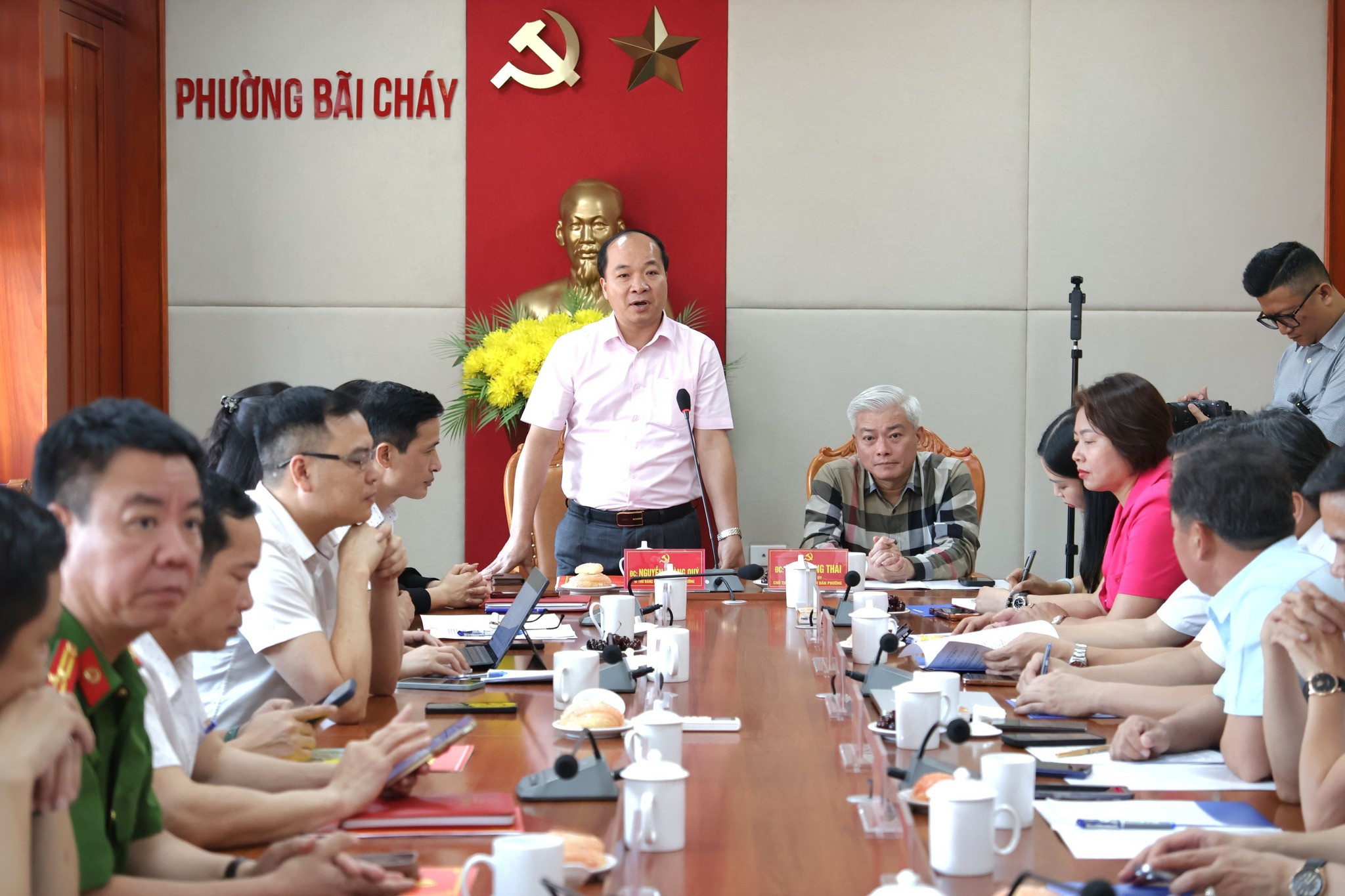 Đồng chí Nguyễn Hoàng Quý, Bí thư Đảng ủy, Chủ tịch HĐND phường Bãi Cháy phát biểu.