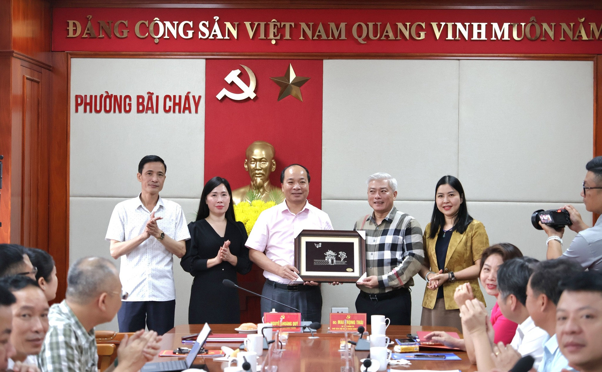 Lãnh đạo hai địa phương trao tặng quà lưu niệm, thắt chặt mối quan hệ đoàn kết, gắn bó và cùng nhau phát triển.