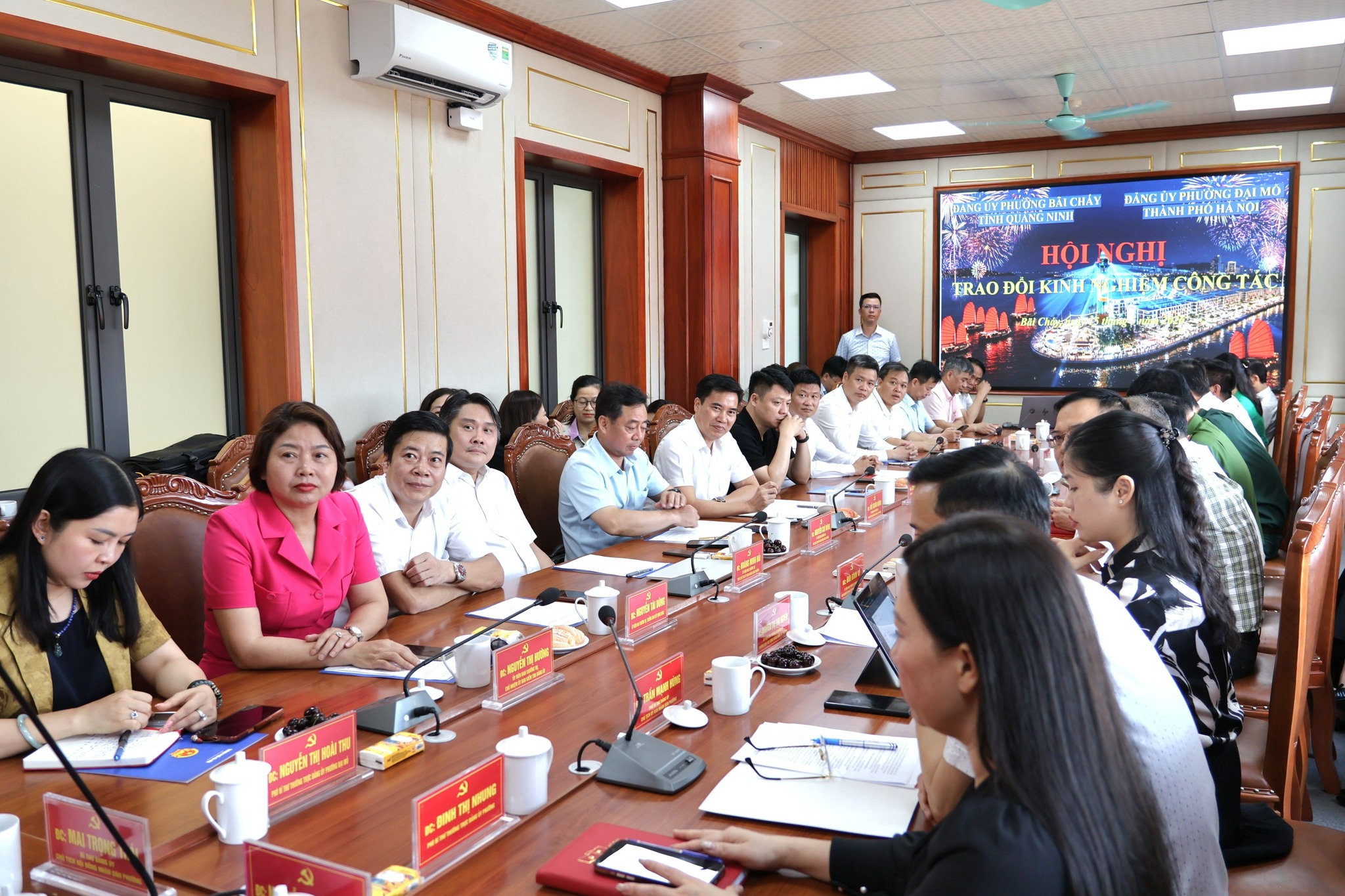 Toàn cảnh Hội nghị trao đổi kinh nghiệm công tác giữa Phường Đại Mỗ và Phường Bãi Cháy.