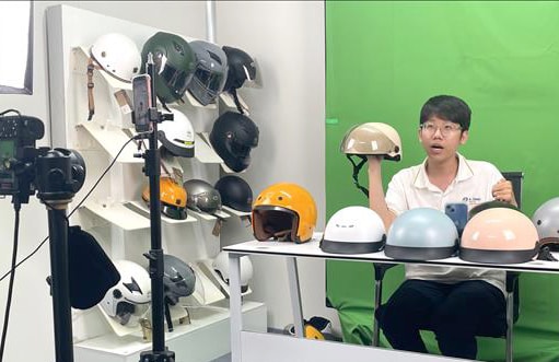 nhan-vien-tap-doan-quoc-te-a-chau-livestream-ban-hang.-anh-ttxvn.jpg