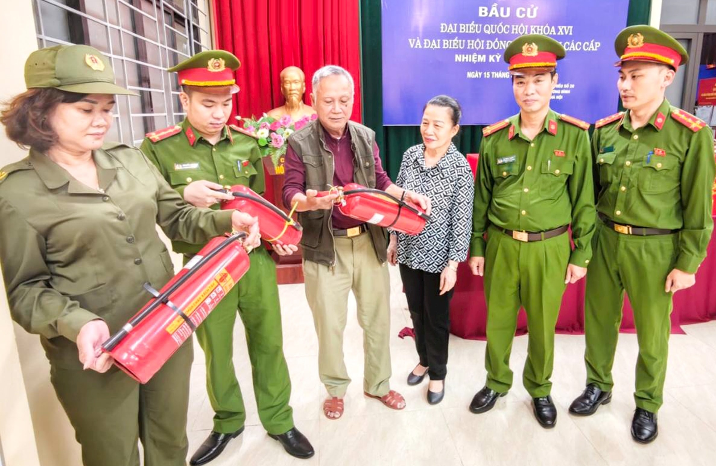 to-truong-to-bao-ve-an-ninh-trat-tu-phuong-khuong-dinh-pham-thi-hai-ngoai-cung-ben-trai-cung-luc-luong-cong-an-kiem-tra-cong-tac-phong-chay-chua-chay-tai-dia-ban.-anh-nhung-hong.jpg