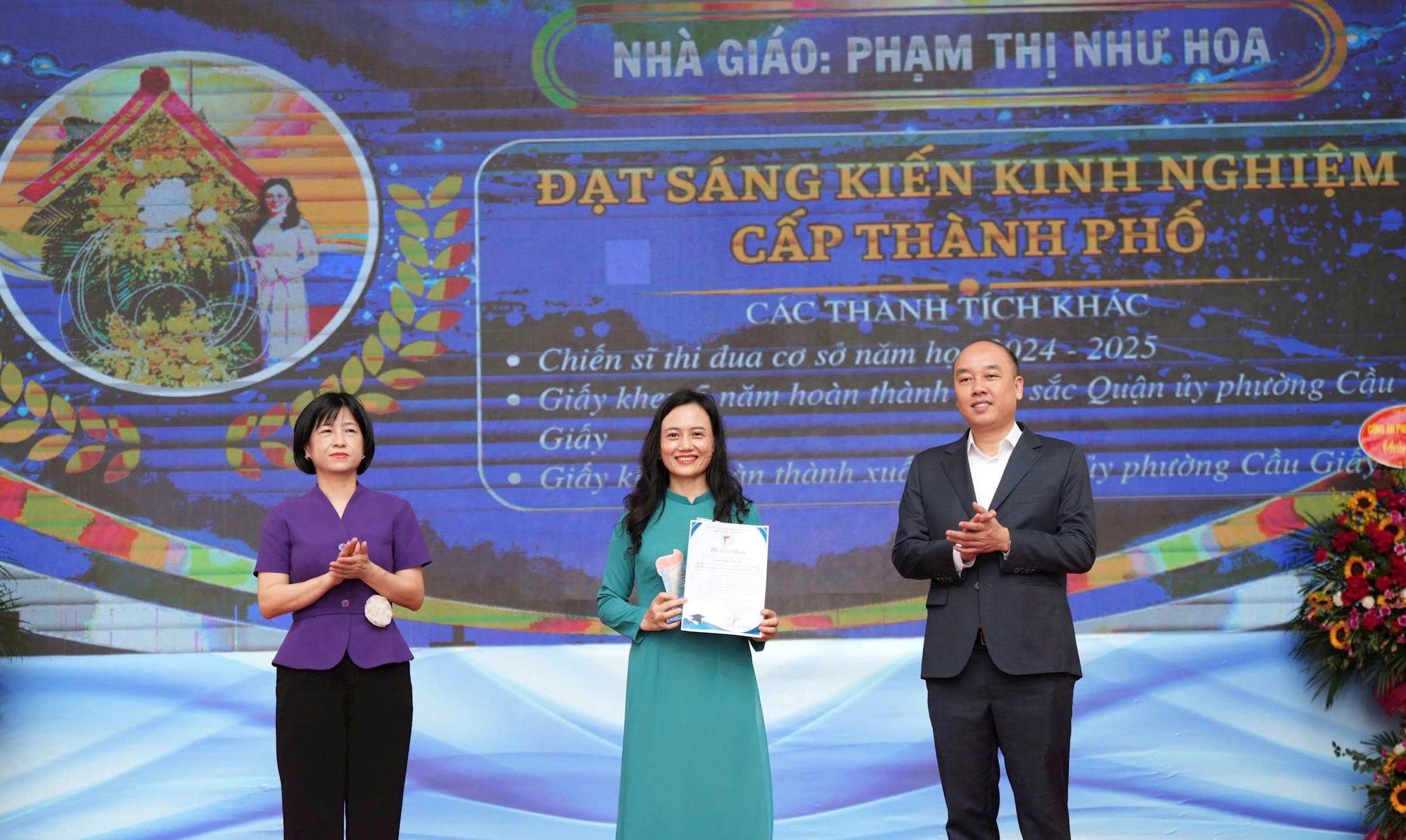 Đại tá Nguyễn Đức Long, Phó Giám đốc Công an thành phố Hà Nội và Phó Chủ tịch UBND phường Cầu Giấy Nguyễn Thị Thu Hà trao khen thưởng cho các cá nhân có thành tích xuất sắc. Ảnh: Công Sơn