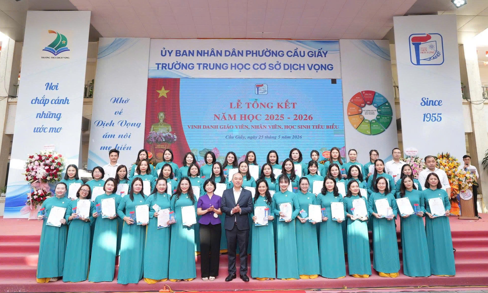 Lãnh đạo Công an thành phố và phường Cầu Giấy chụp ảnh với tập thể cán bộ, công nhân viên chức có thành tích xuất sắc trong năm học 20
