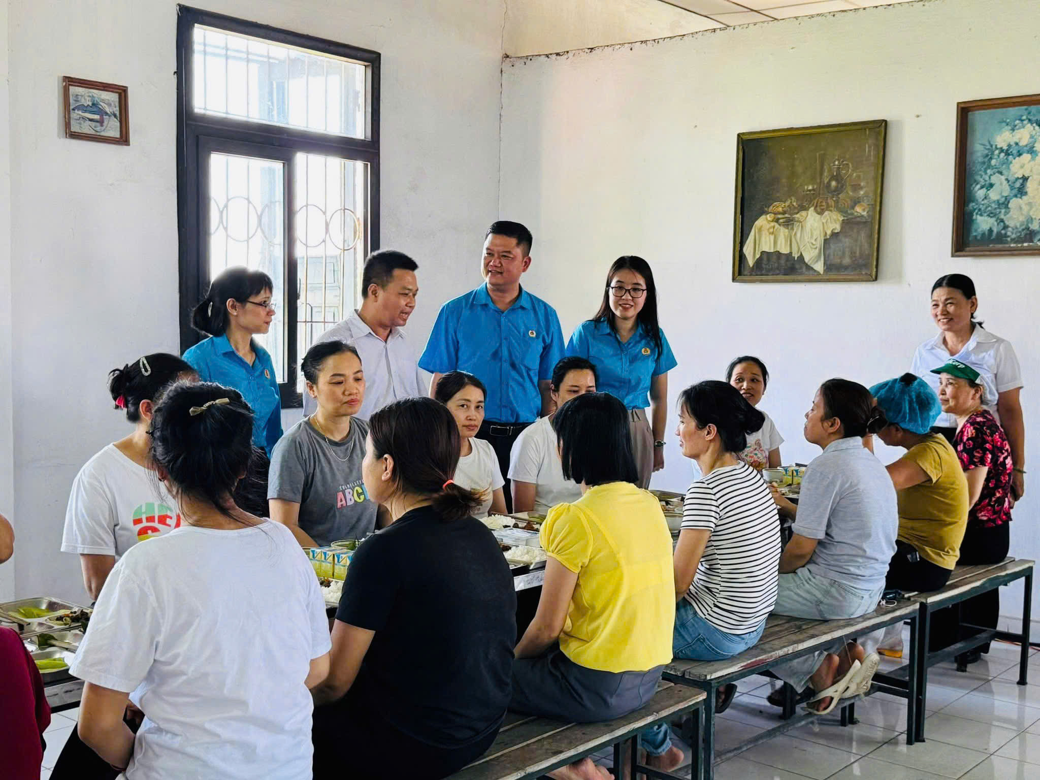 Tại Công ty Cổ phần Sơn Chinh, chương trình diễn ra trong không khí ấm áp, gần gũi và đầy ý nghĩa. Ảnh: