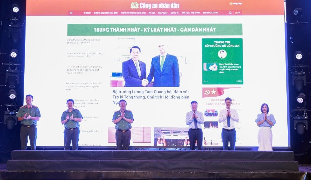 Các đại biểu thực hiện nghi thức bấm nút ra mắt giao diện mới Báo điện tử CAND.