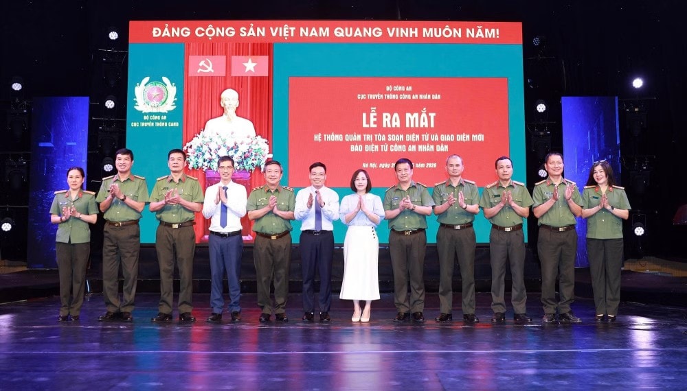 Các đại biểu dự lễ ra mắt hệ thống quản trị toà soạn điện tử và giao diện mới Báo điện tử CAND.