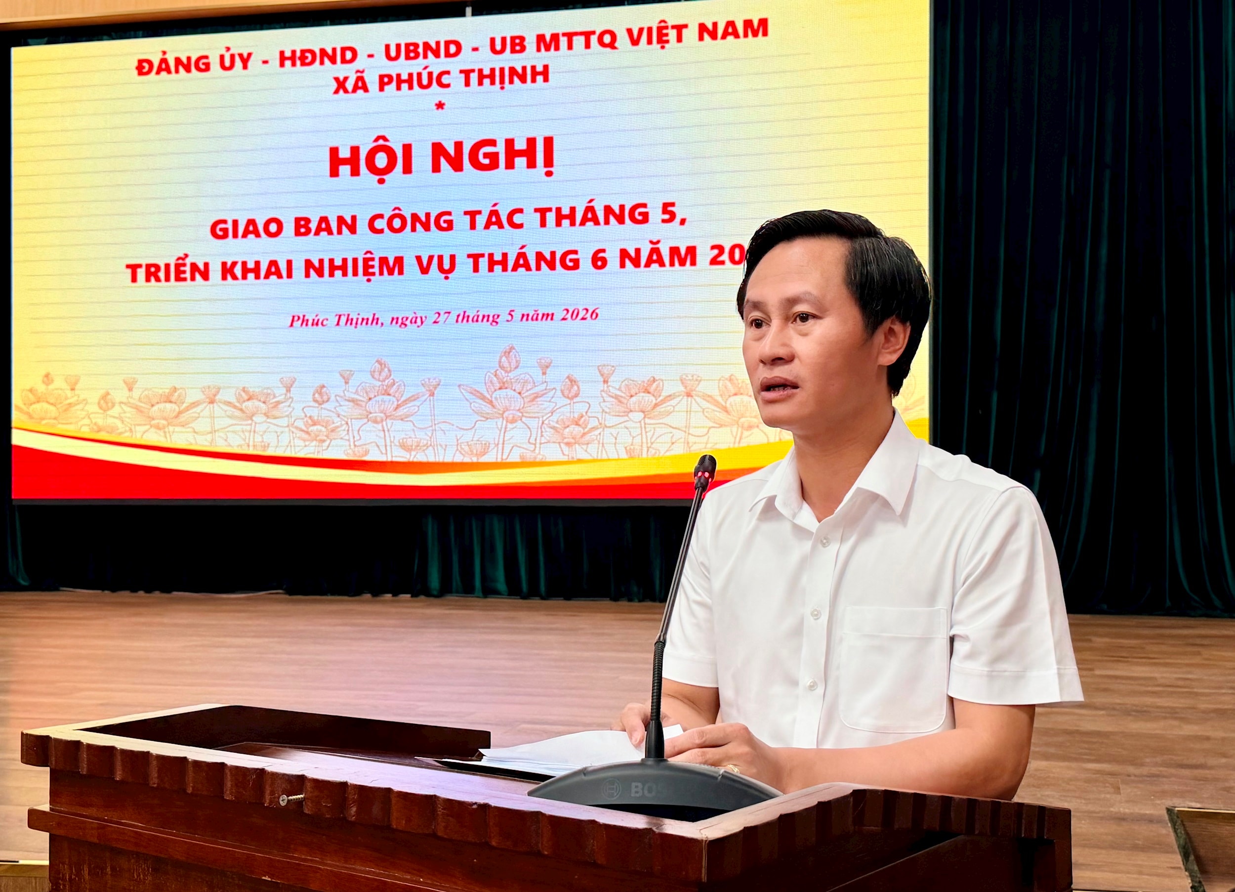 Hoang Hai Dang, sekretær for partikomiteen i Phuc Thinh kommune, taler på konferansen. Foto: Thanh Ha.