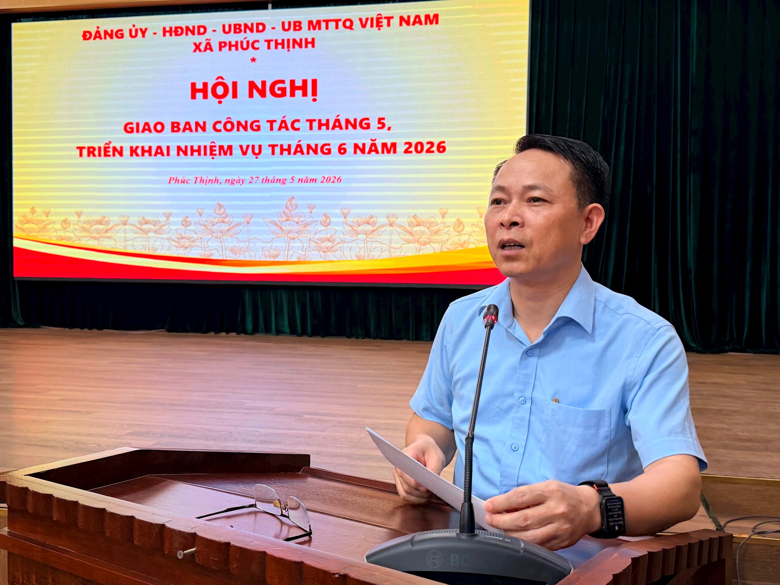 Nestleder i partikomiteen i Phuc Thinh kommune, Dang Minh Thang, rapporterer på konferansen. Foto: Thanh Ha.