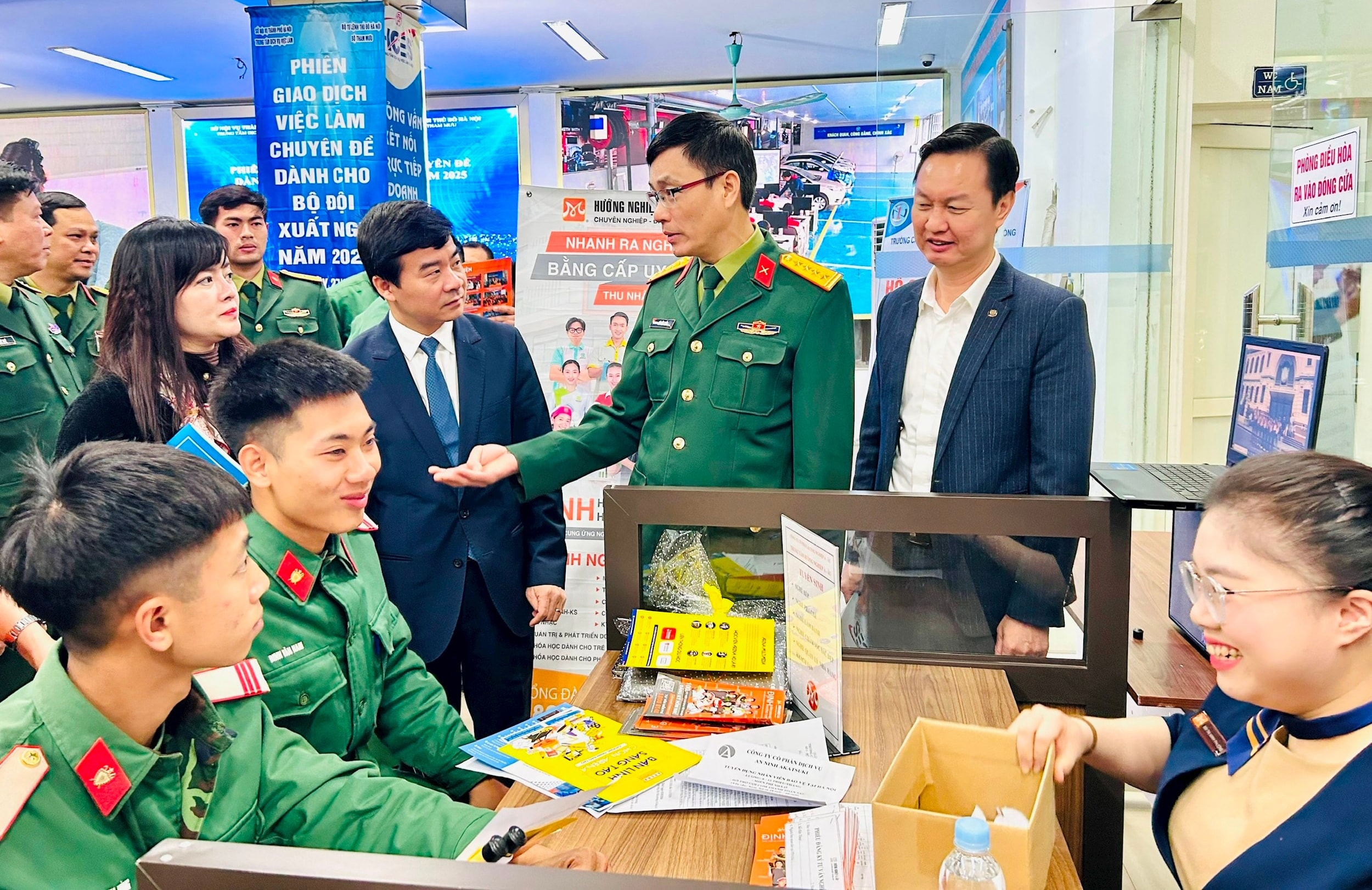 quan-nhan-chuan-bi-xuat-ngu-tham-gia-phien-giao-dich-viec-lam-nam-2026-tai-san-giao-dich-viec-lam-ha-noi.-anh-tran-oanh.jpg
