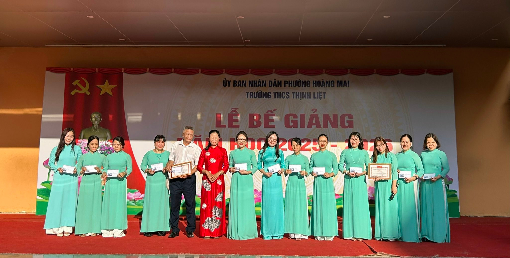 Hiệu trưởng Trường THCS Thịnh Liệt Nguyễn Thị Minh Xuân trao thưởng tới các giáo viên đoạt thành tích xuất sắc trong năm học 2025 - 2026. Ảnh: Trần Oanh.