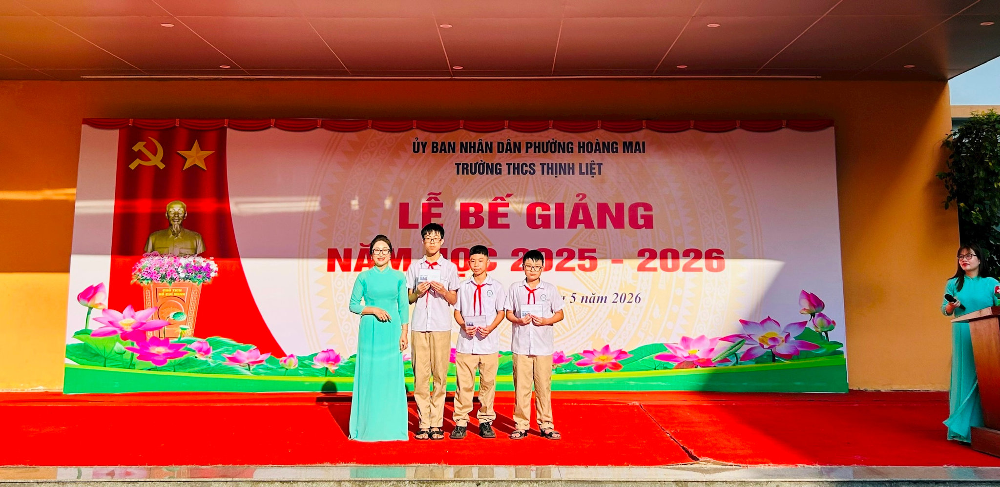 Phó Hiệu trưởng Trường THCS Thịnh Liệt Vũ Thị Thu Hà trao thưởng cho các học sinh đạt giải cuộc thi cấp quốc tế, thành phố. Ảnh: Trần Oanh.