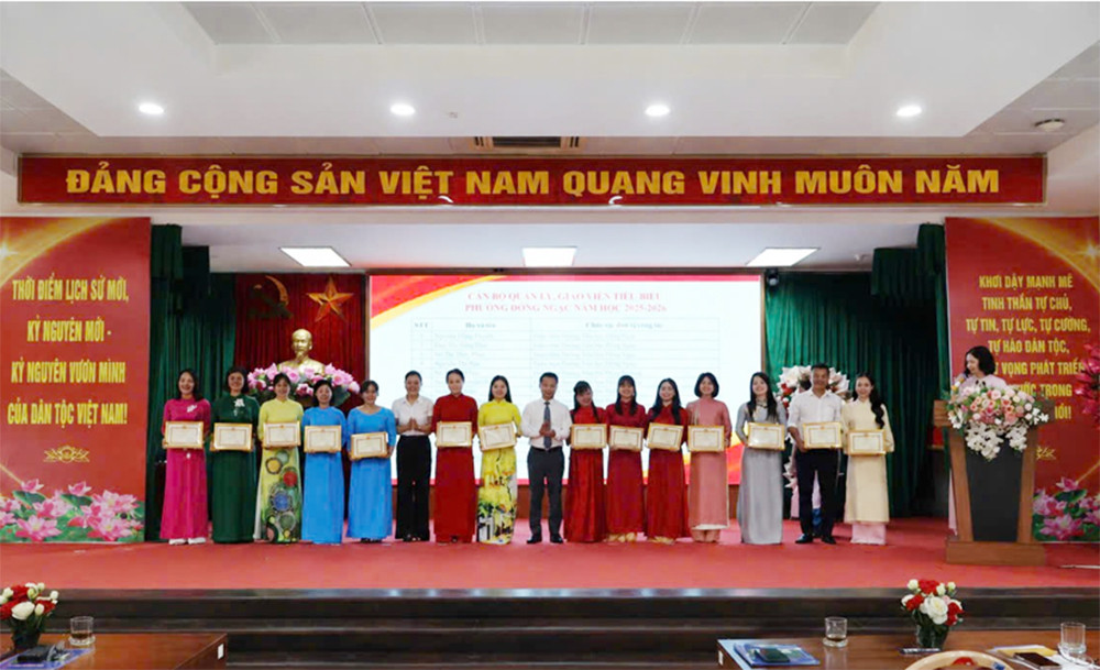phuong_dong_ngac_khen_thuong2.jpg