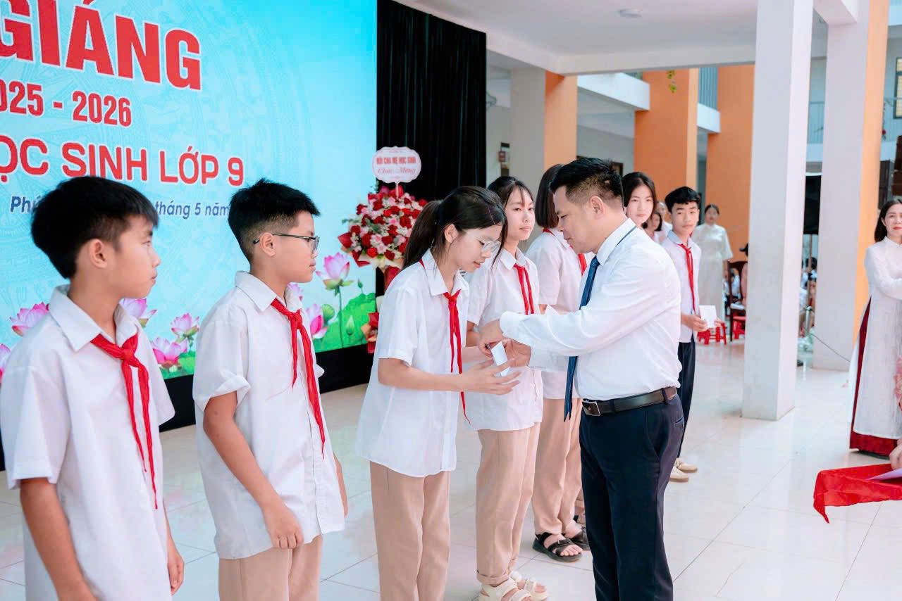 Lãnh đạo xã Phúc Thọ trao khen thưởng a. Ảnh: PV