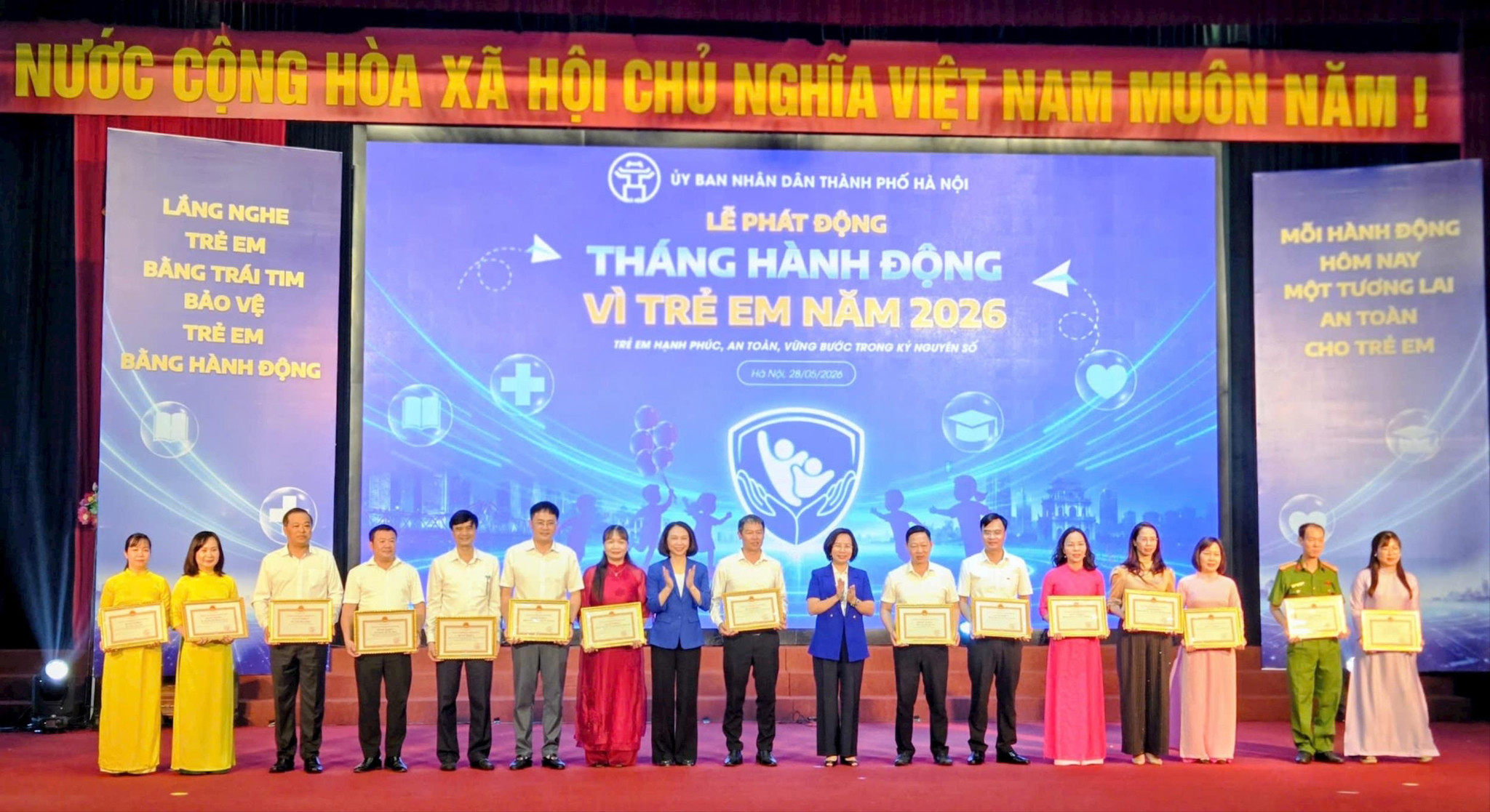 2-trao-bang-khen.jpg