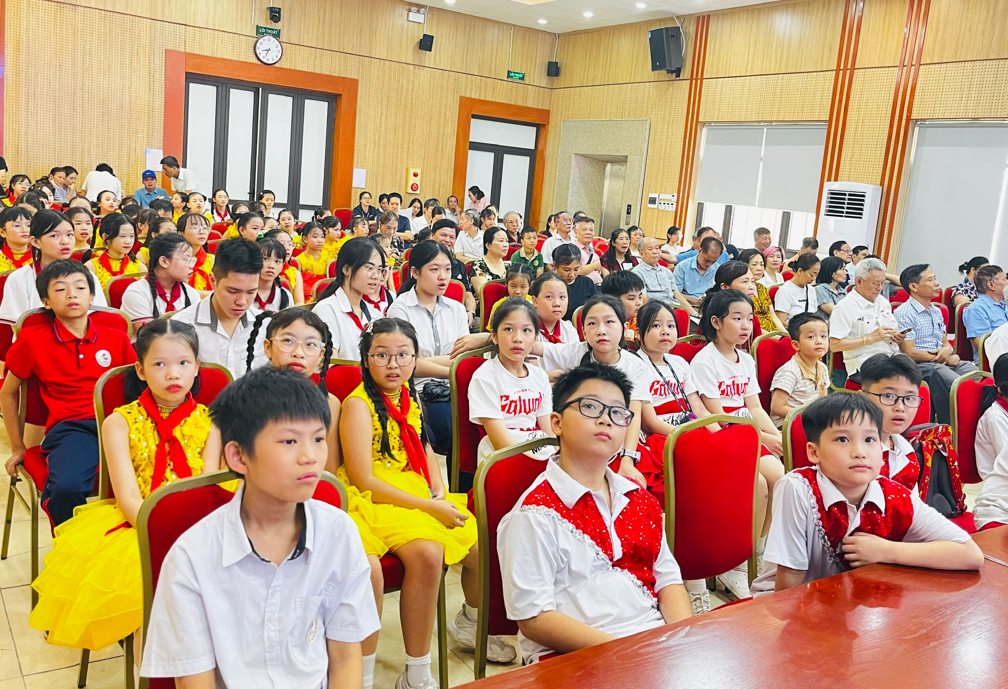 Đại diện học sinh Trường Tiểu học Khương Mai tham dự lễ phát động. Ảnh: Nam Du