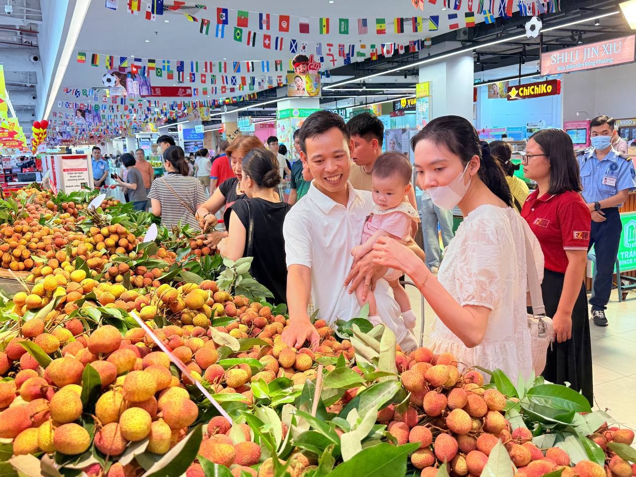 3-nguoi-tieu-dung-hao-hung-mua-vai-thieu-tai-sieu-thi-go-.jpg