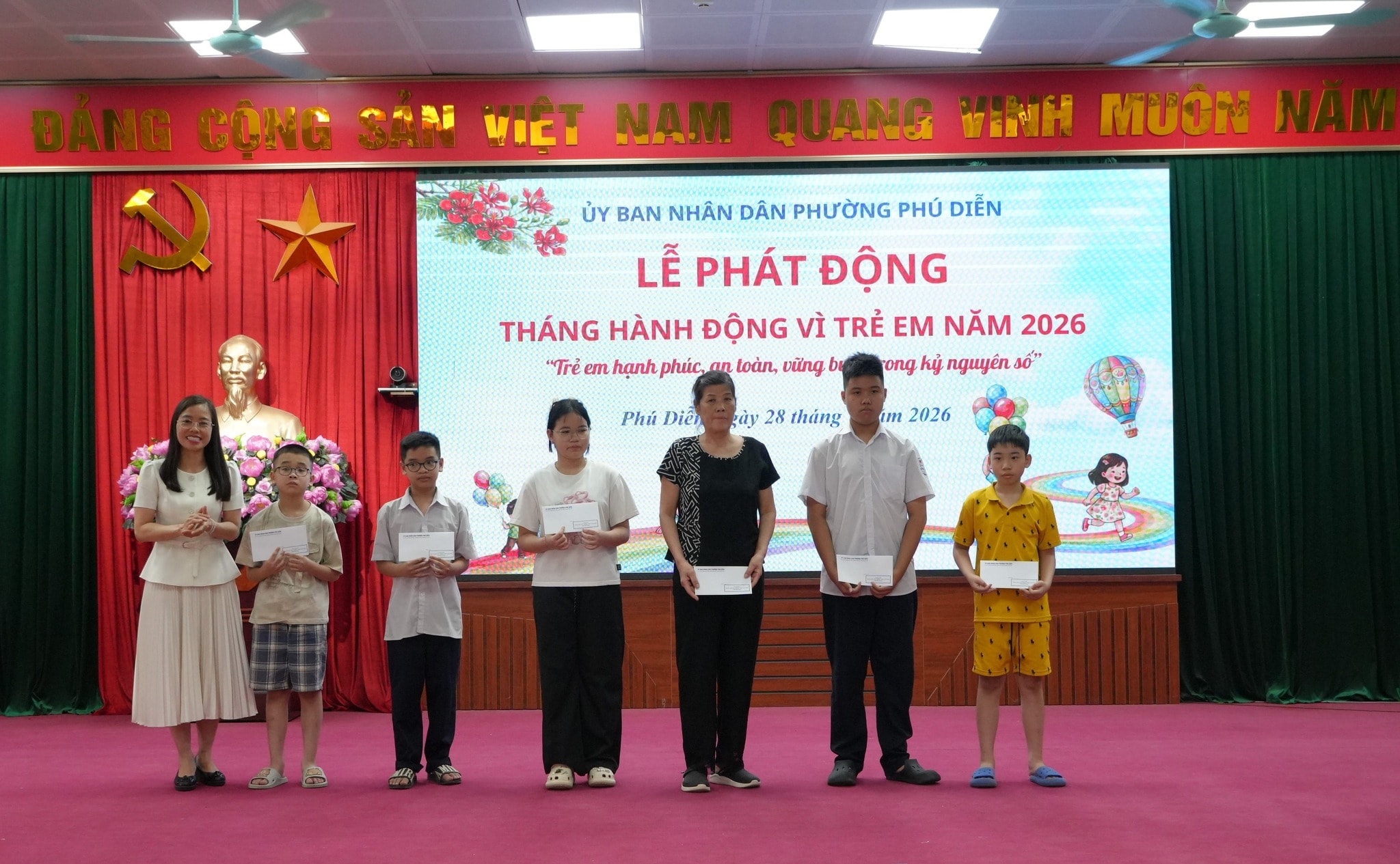 hcrao quà cho trẻ em có hoàn cảnh khó khăn trên địa bàn