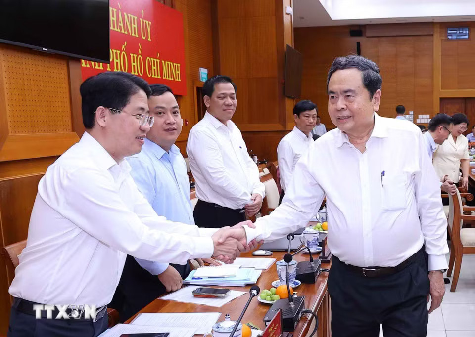 Chủ tịch Quốc hội Trần Thanh Mẫn với các đại biểu. (Ảnh: Văn Điệp/TTXVN)