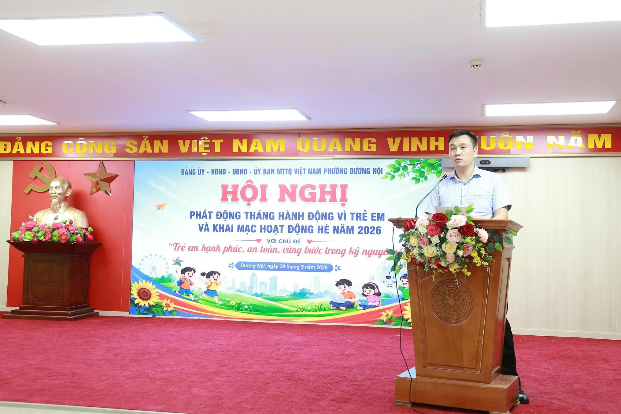 Đồng chí Quản Xuân Phú, Phó Chủ tịch Thường trực UBND phường Dương Nội phát biểu khai mạc hội nghị. Ảnh Thu Oanh