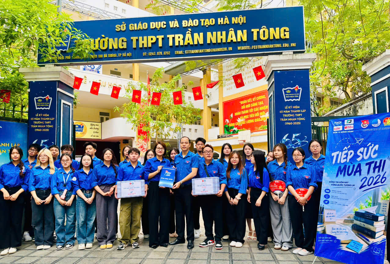 Hàng nghìn "áo xanh" đồng hành cùng sĩ tử vượt vũ môn