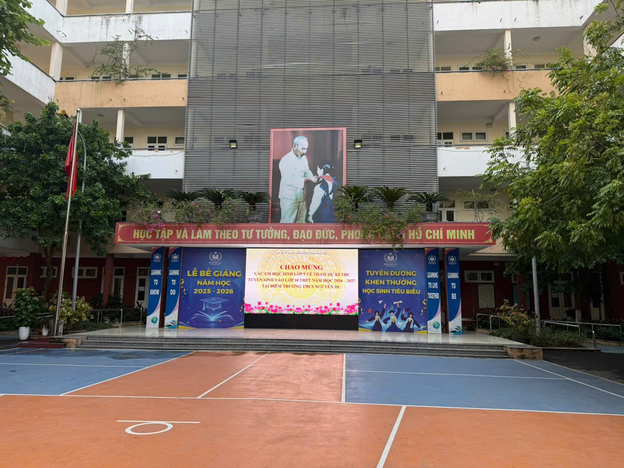 Trường THCS Nguyễn Du được dọn dẹp khang trang, rực rỡ pano chào mừng các sĩ tử bước vào kỳ thi lớp 10.