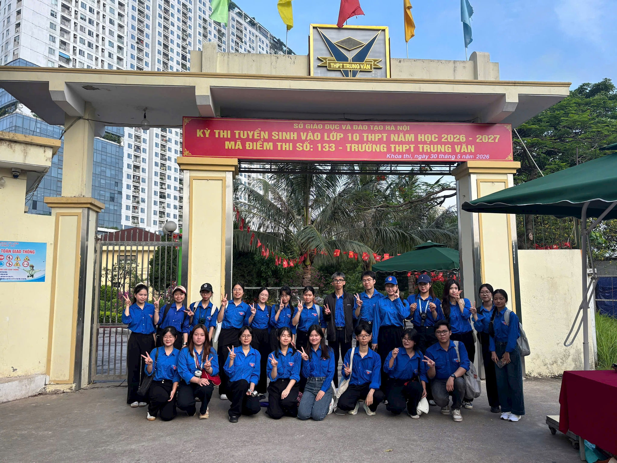 Đội hình thanh niên tình nguyện