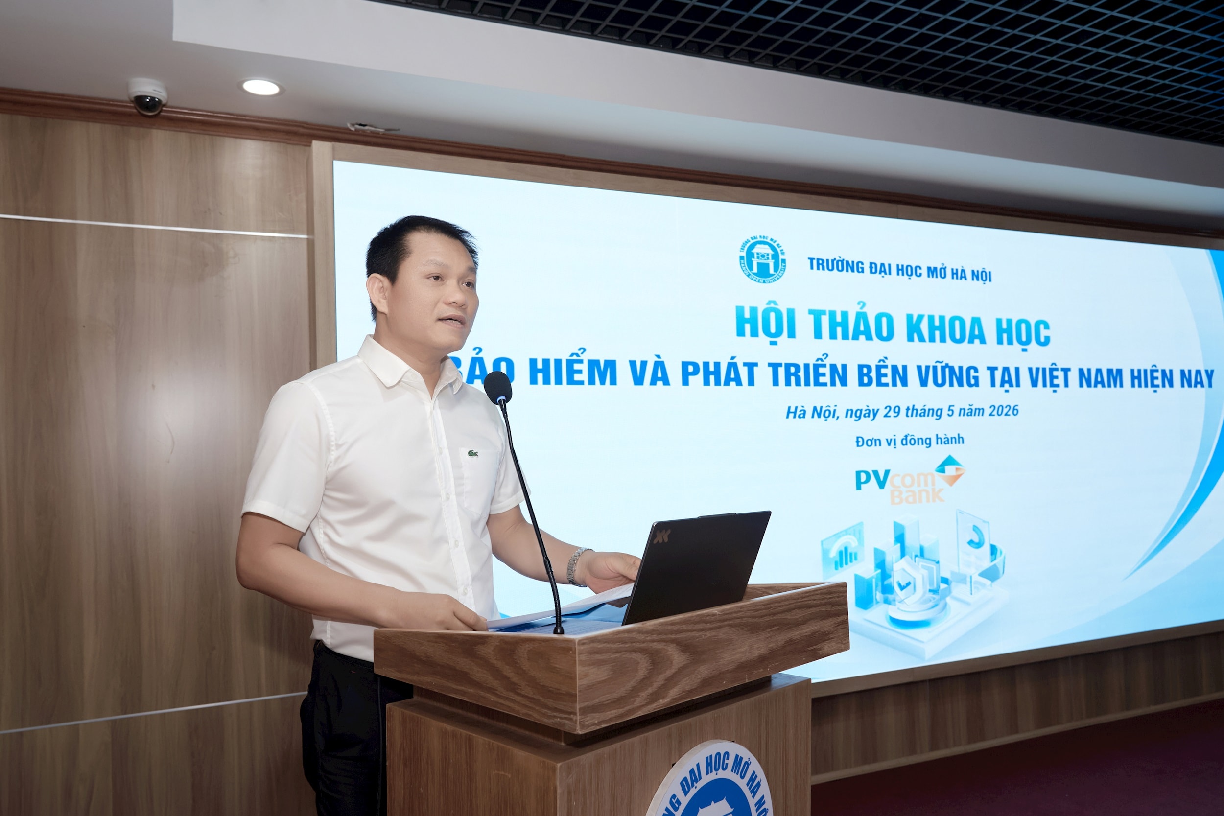1.-ts.-bui-thanh-son-pho-hieu-truong-truong-dh-mo-ha-noi.jpg