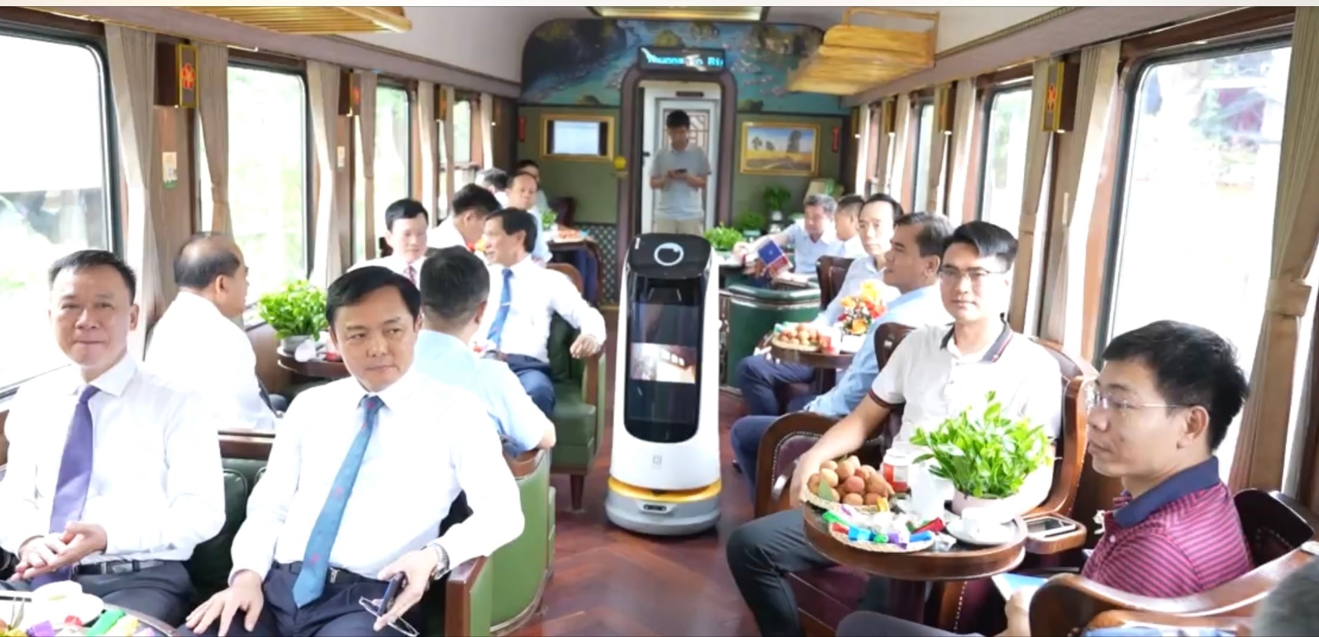 Ngành đường sắt đổi mới với toa xe chỉ huy hiện đại và robot hỗ trợ - 2 Ngành đường sắt đổi mới với toa xe chỉ huy hiện đại và robot hỗ trợ - 2