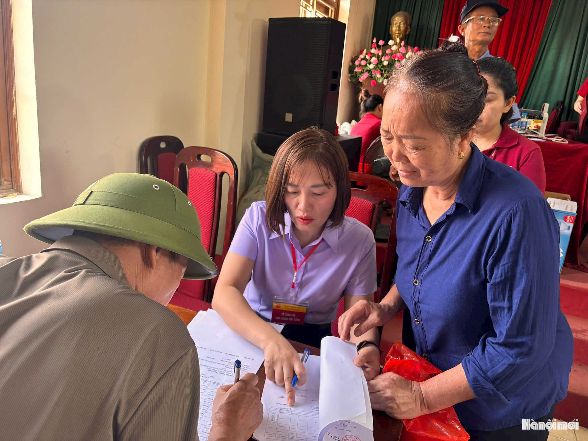 Người dân thôn Vĩnh Ninh k xác nhận diện tích đất được hỗ trợ đền bù giải phóng mặt bằng thực hiện dự án Khu đô thị thể thao Quốc tế Hà Nội. Ảnh: NM
