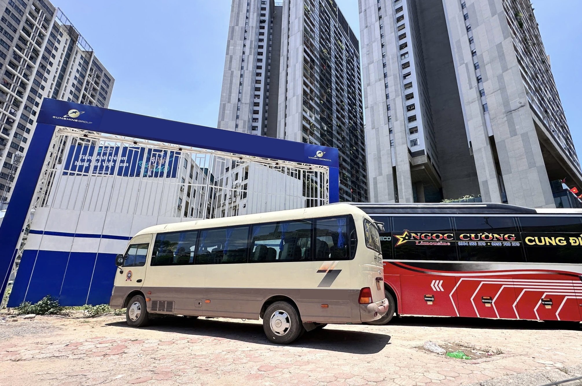 cac-xe-khach-dung-do-tai-khu-vuc-chung-cu-dolphin-phuong-tu-liem-.-anh-dung-nhi.jpg