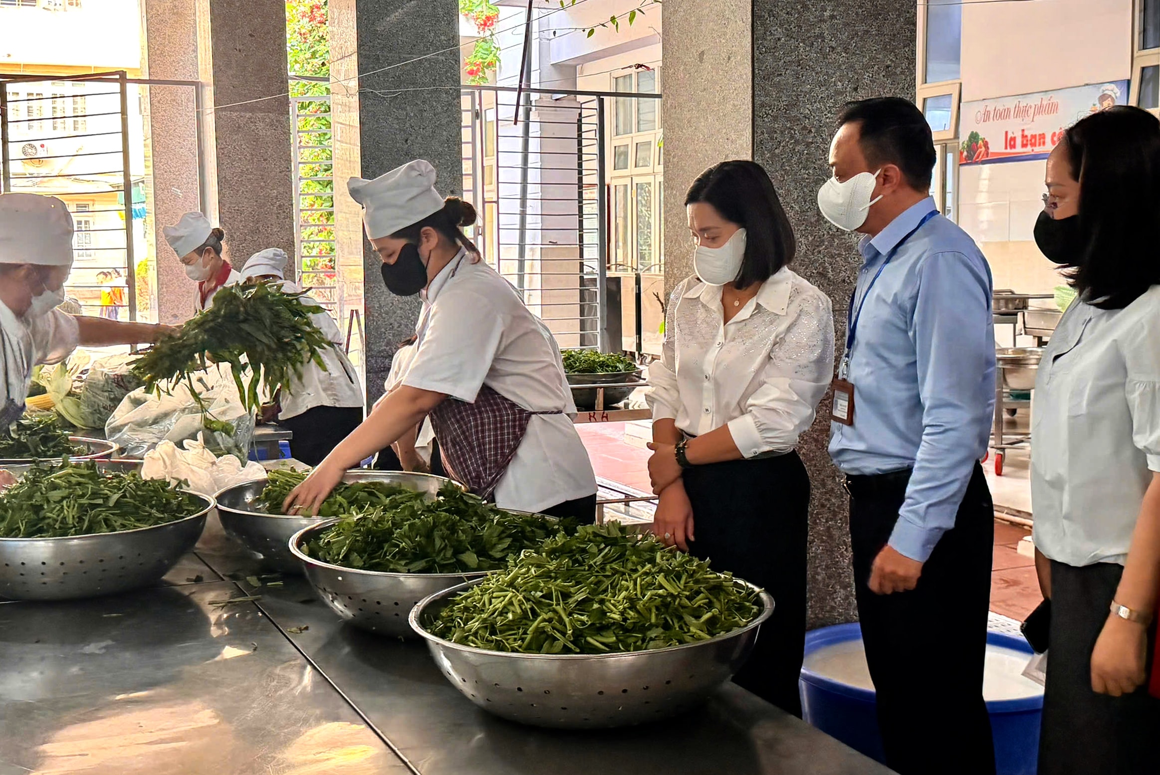 doan-kiem-tra-lien-nganh-so-2-cua-thanh-pho-ha-noi-kiem-tra-an-toan-thuc-pham-tai-bep-an-o-truong-tieu-hoc-van-yen-phuong-ha-dong-.-anh-huong-giang.jpg