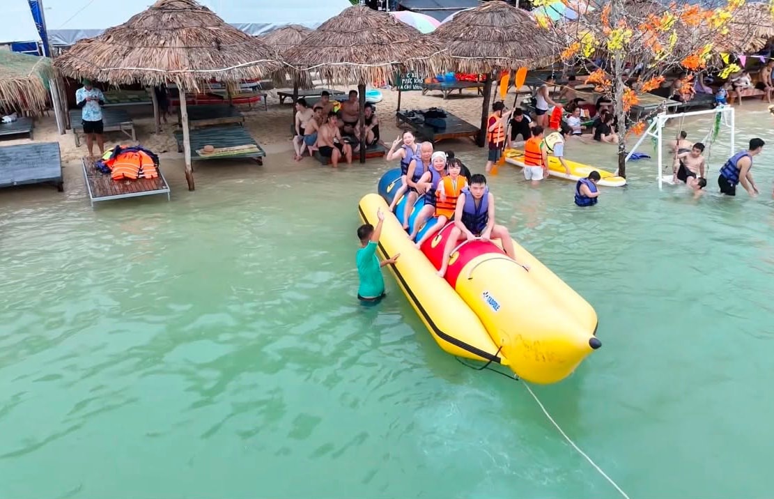 du-khach-vui-choi-tai-bai-bien-o-dac-khu-co-to-tinh-quang-ninh-.-anh-hoang-lan.jpeg