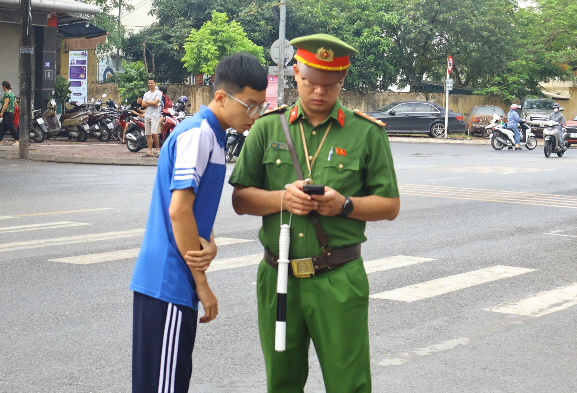 Đoàn Thanh niên Công an xã Gia Lâm tham gia hỗ trợ tại các nút giao thông xung quanh điểm thi