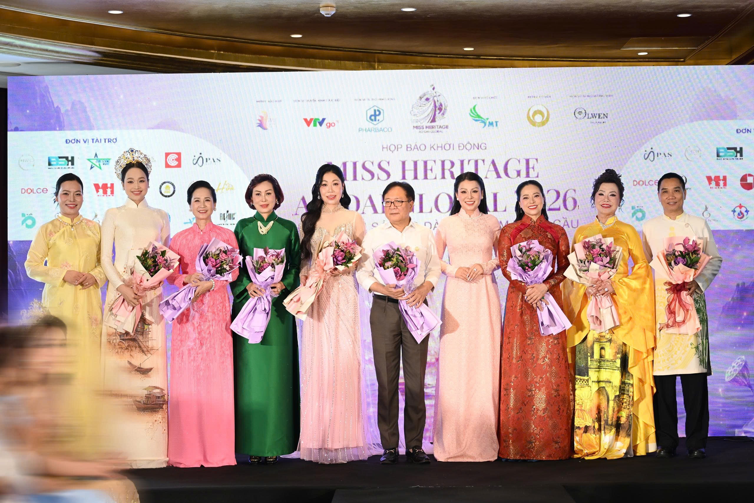 ban-giam-khao-cuoc-thi-nhan-hoa-tang-tu-btc.jpg
