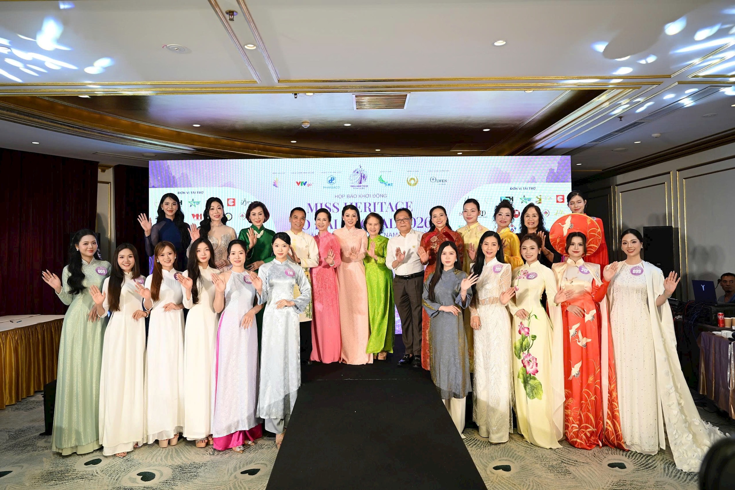 btc-bgk-va-cac-thi-sinh-tham-du-hop-bao-cong-bo-cuoc-thi.jpg