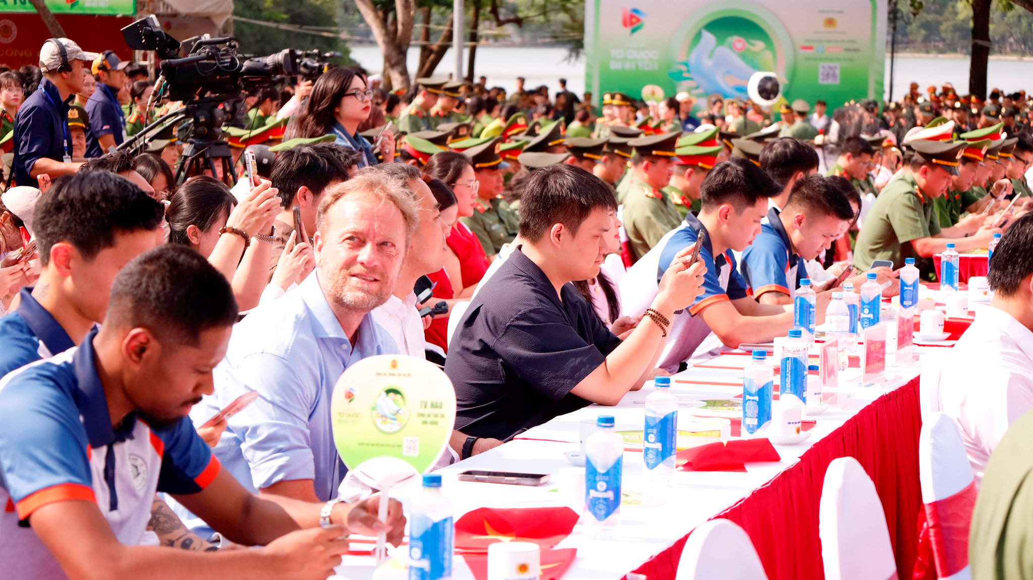 Chương trình có sự tham gia của đại diện Ban huấn luyện, cầu thủ Câu lạc bộ bóng đá Công an Hà Nội. Ảnh: Hồng Gian