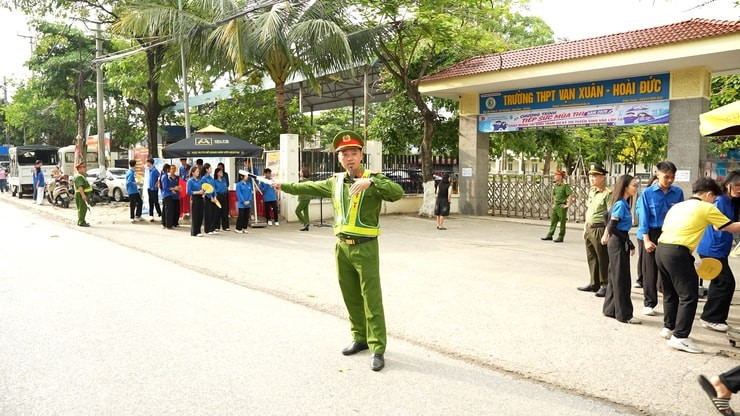 Tuổi trẻ xã Dương Hòa đồng hành cùng thí sinh thi vào lớp 10