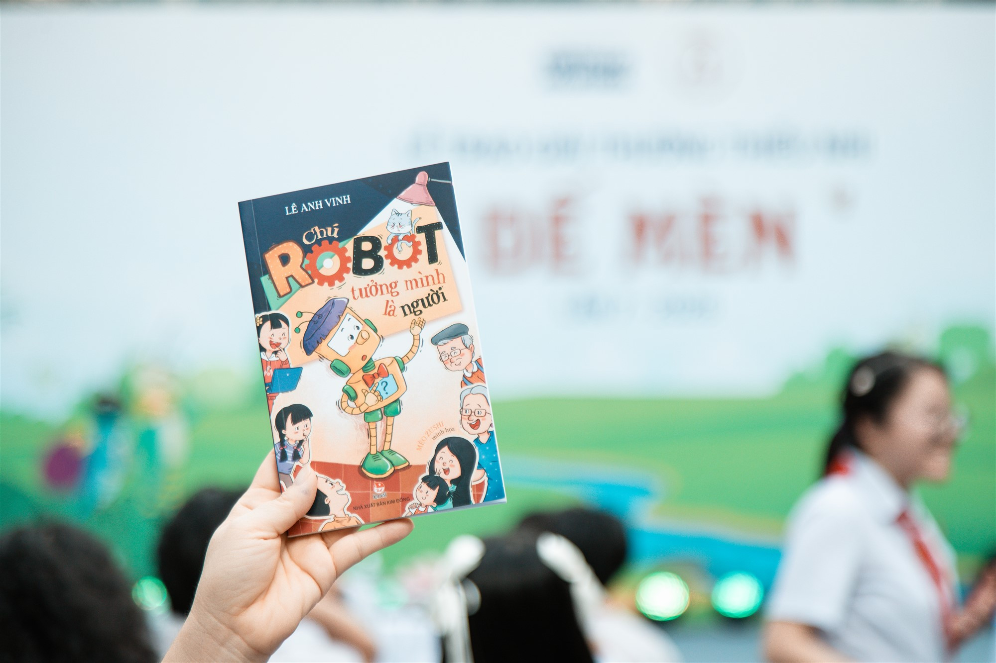 Cuốn sách “Chú robot tưởng mình là người” của tác giả Lê Anh Vinh - Ảnh: K.Đ