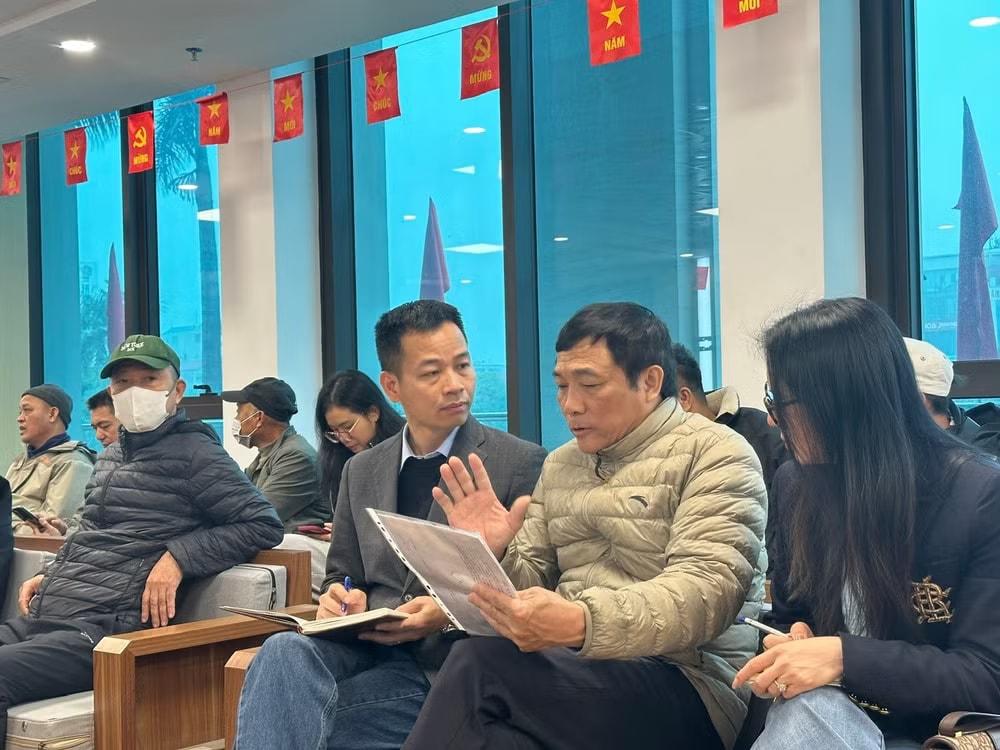 nhom-tac-gia-trao-doi-voi-cong-dan-xa-dong-anh.jpg