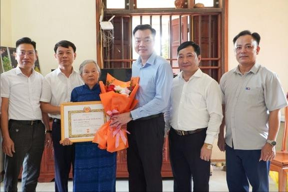 Xã Đại Xuyên: Trao Huy hiệu Đảng tại nhà tặng 2 đảng viên lão thành