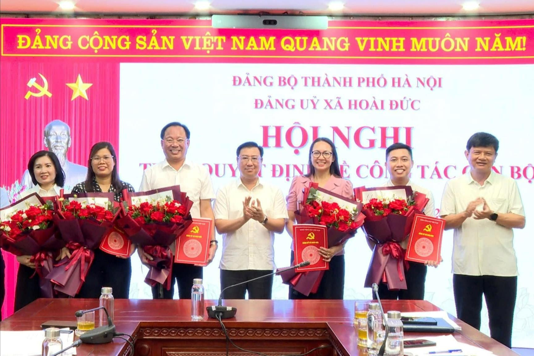 Đảng ủy xã Hoài Đức trao quyết định về công tác cán bộ