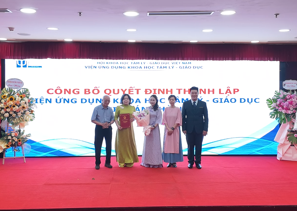 Presentazione della decisione di istituire la sede di Hanoi dell'Istituto di Scienze Psicologiche e Pedagogiche Applicate.