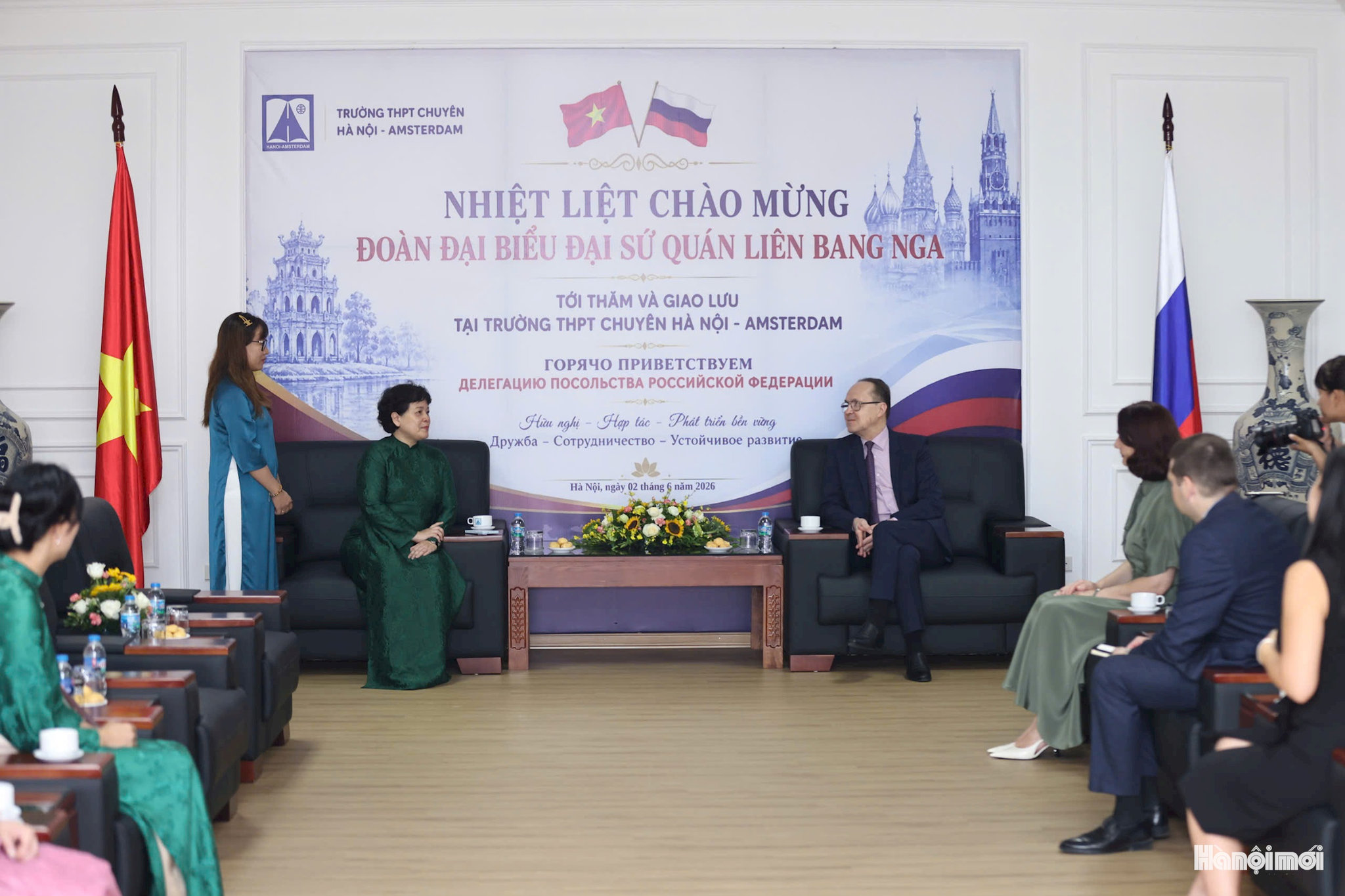 Ngài Gennady Stepanovich Bezdetko, Đại sứ Đặc mệnh toàn quyền Liên bang Nga tại Việt Nam thăm và giao lưu với thầy, trò trường THPT chuyên Hà Nội - Amsterdam. Ảnh: Đại Thắng
