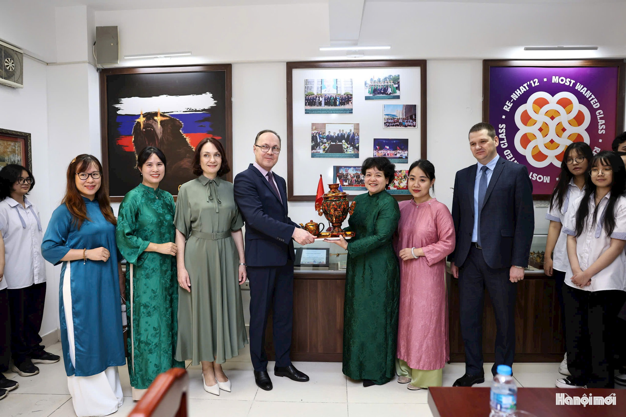 Thầy và trò trường Ams đón nhận món quà ý nghĩa từ ngài Gennady Stepanovich Bezdetko, Đại sứ Đặc mệnh toàn quyền Liên bang Nga tại Việt Nam. Ảnh: Đại Thắng
