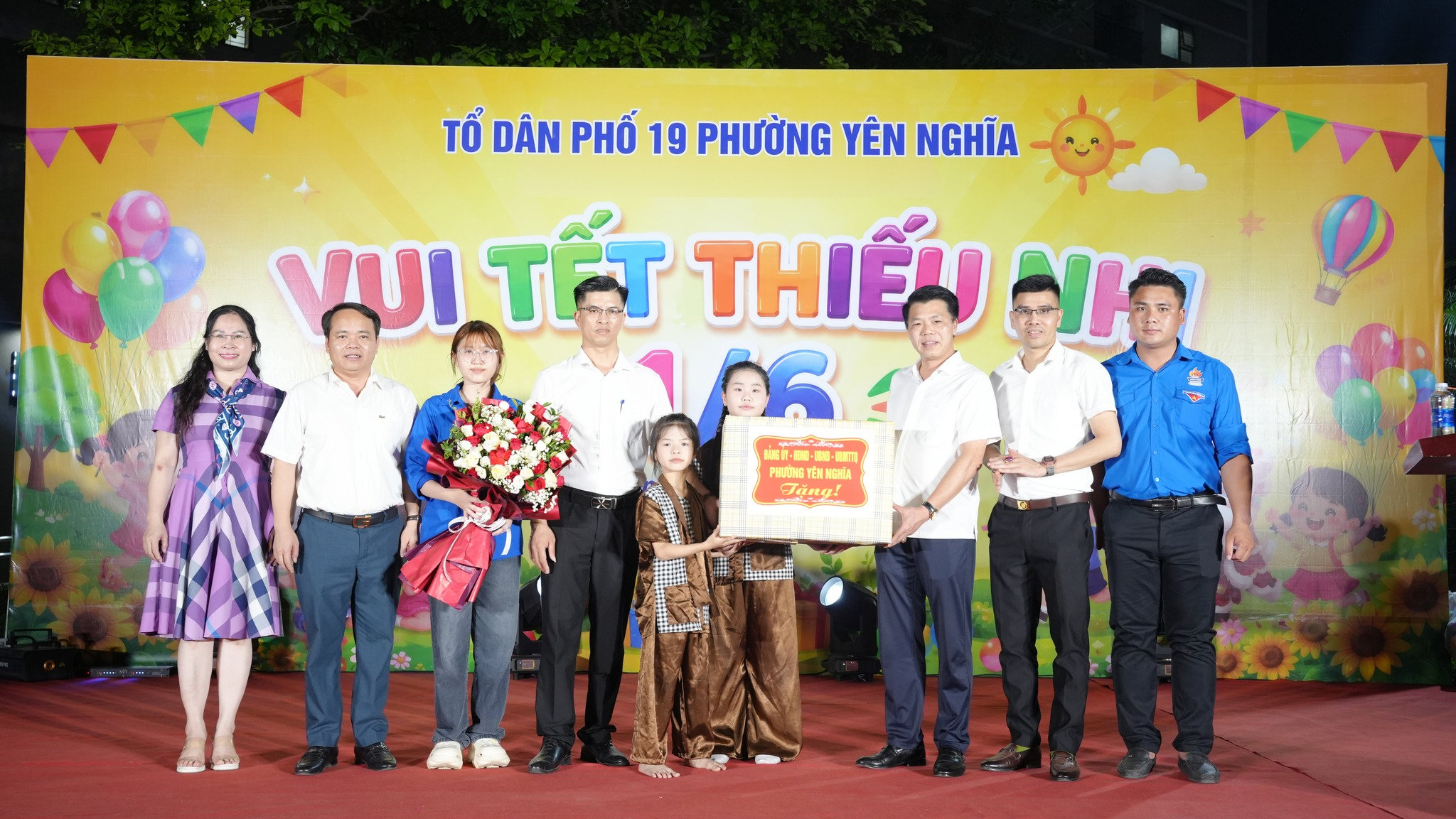 Bí thư Đảng ủy, Chủ tịch HĐND phường Nguyễn Nguyên Quân; Chủ tịch MTTQ Việt Nam phường Lương Huệ Minh tặng quà cho các em thiếu nhi TDP 19. Ảnh: PT