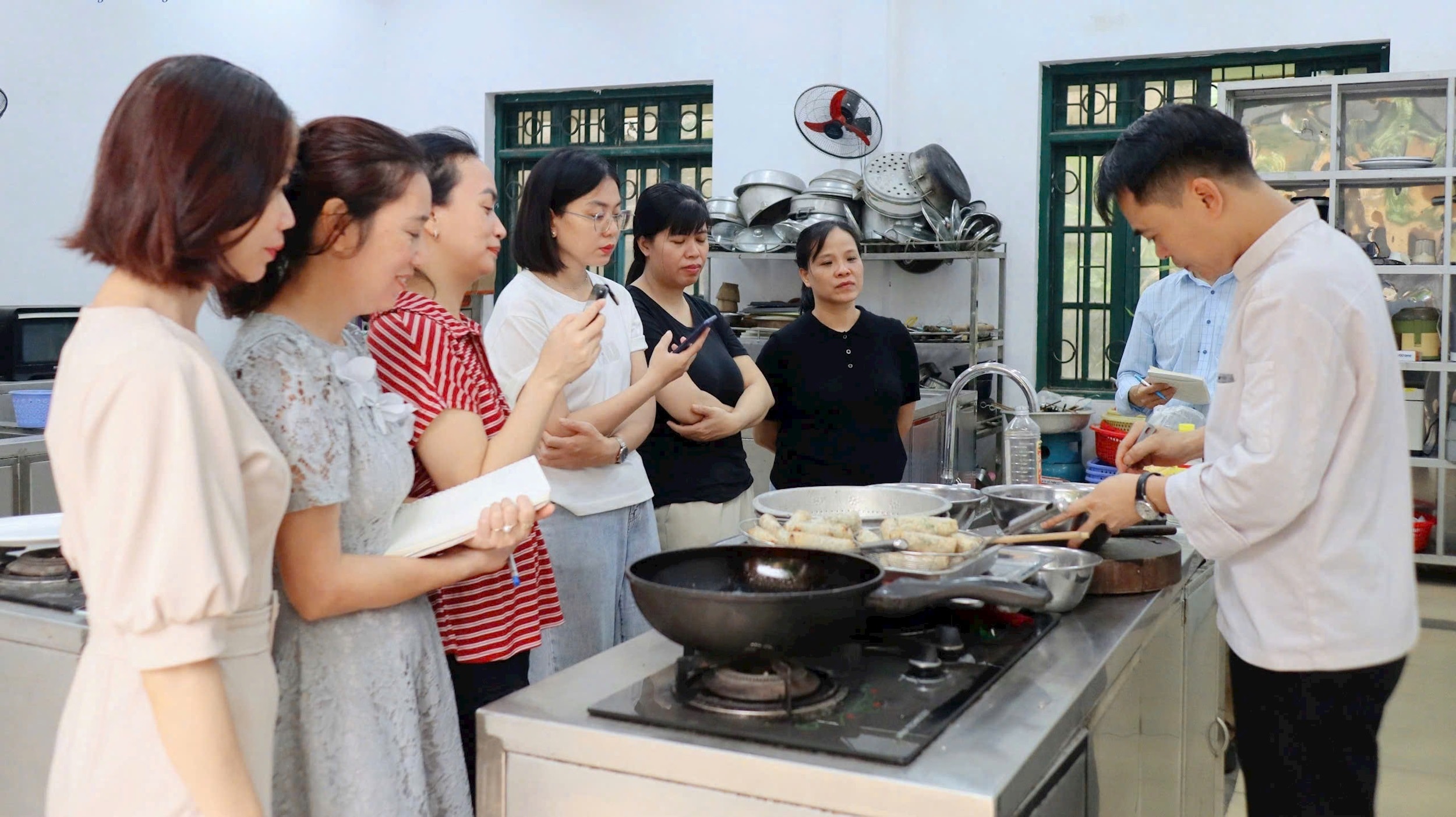Kooktraining voor werknemers van Bach Nghe College, Tu Liem Ward, Hanoi..jpg