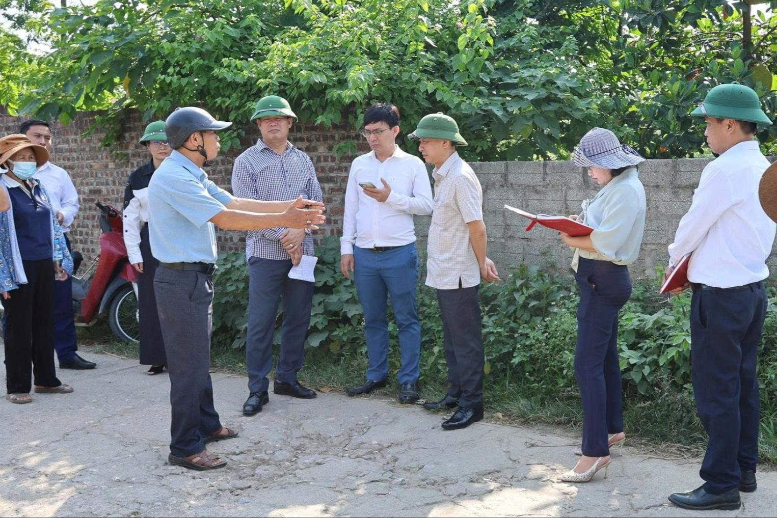 Thường trực HĐND xã Xuân Mai khảo sát hiện trạng các điểm nóng dân sinh bức xúc