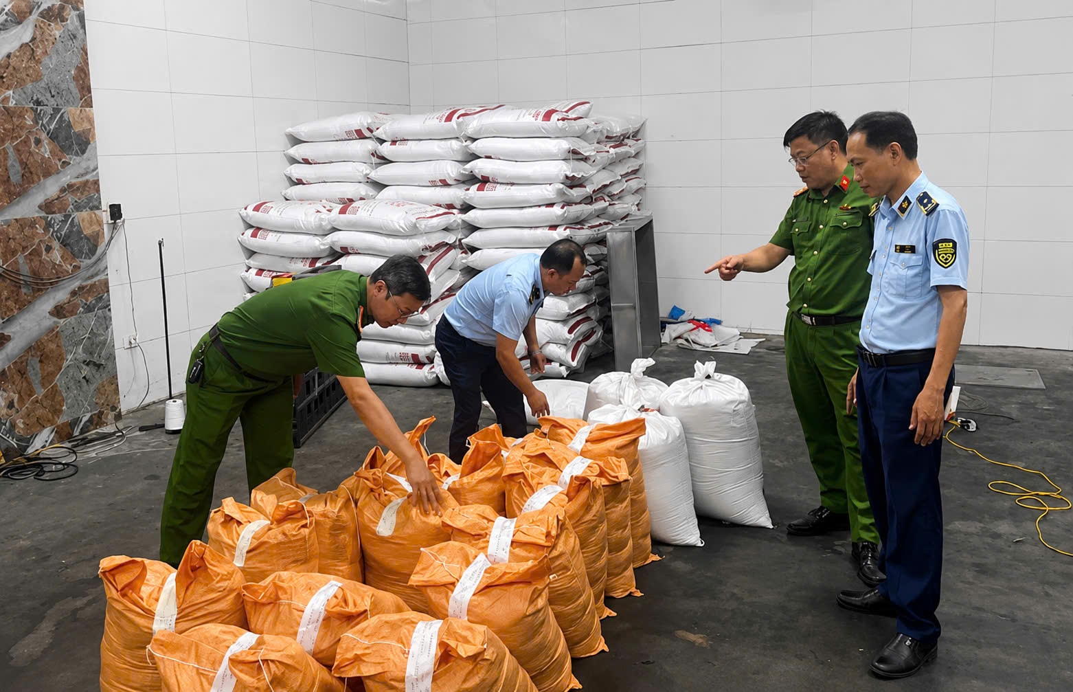 doi-quan-ly-thi-truong-so-24-phoi-hop-voi-luc-luong-cong-an-kiem-tra-co-so-sang-bao-dong-goi-duong-co-dau-hieu-gia-mao-nguon-goc-xuat-xu-tai-xa-hoai-duc-ha-noi..jpg