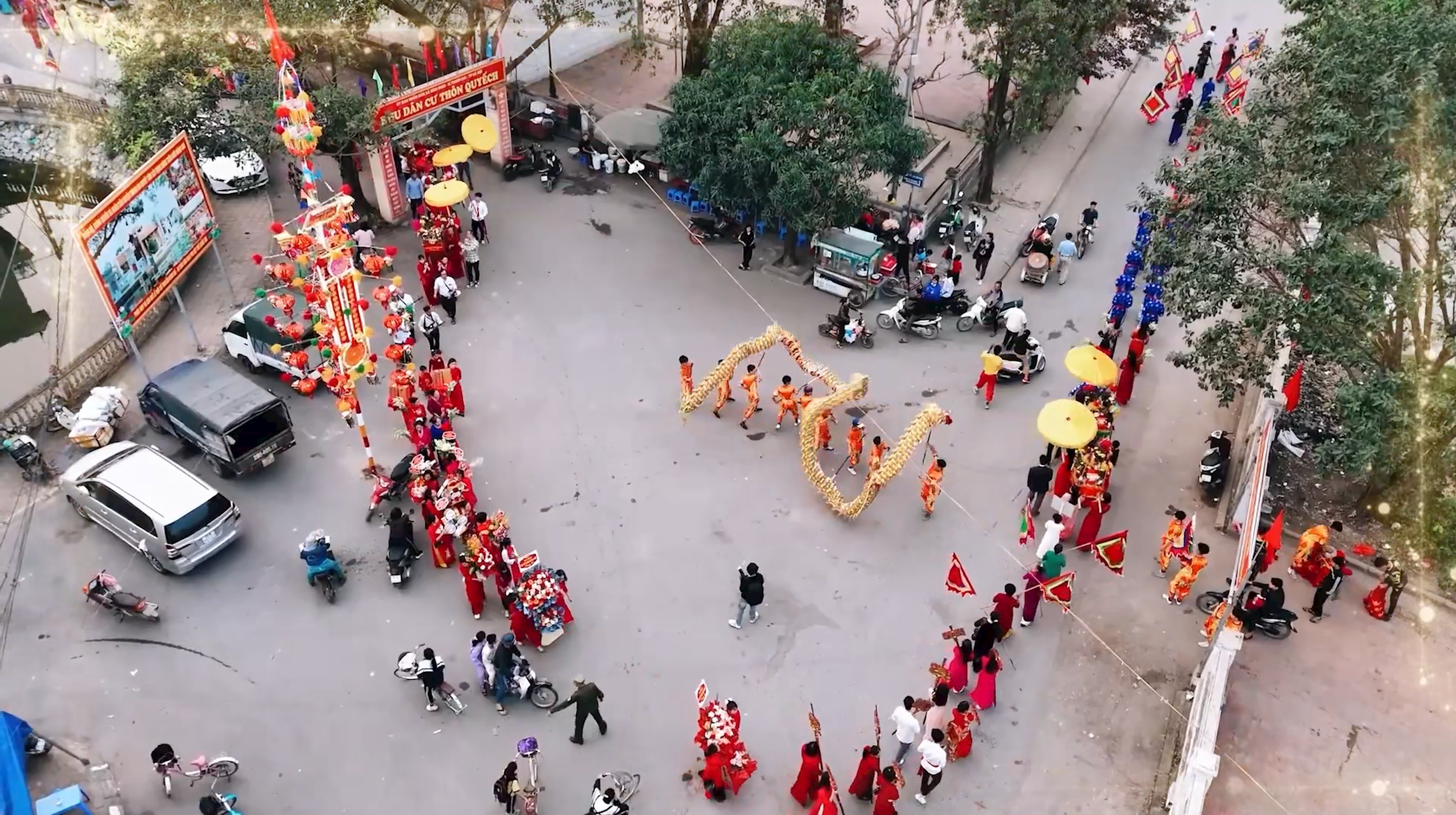 Đoàn rước lễ và múa rồng tại Đền Nội thờ Thánh Tổ Lạc Long Quân trong Lễ hội hằng năm. Ảnh: Hữu Tiệp