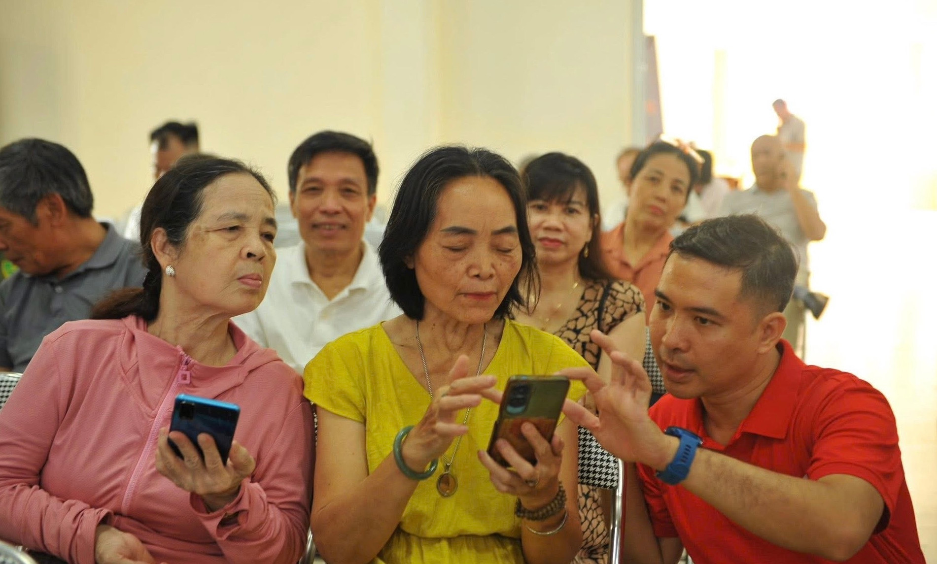 Hiệu quả từ những điểm “Bình dân học vụ số lưu động” ở Tương Mai